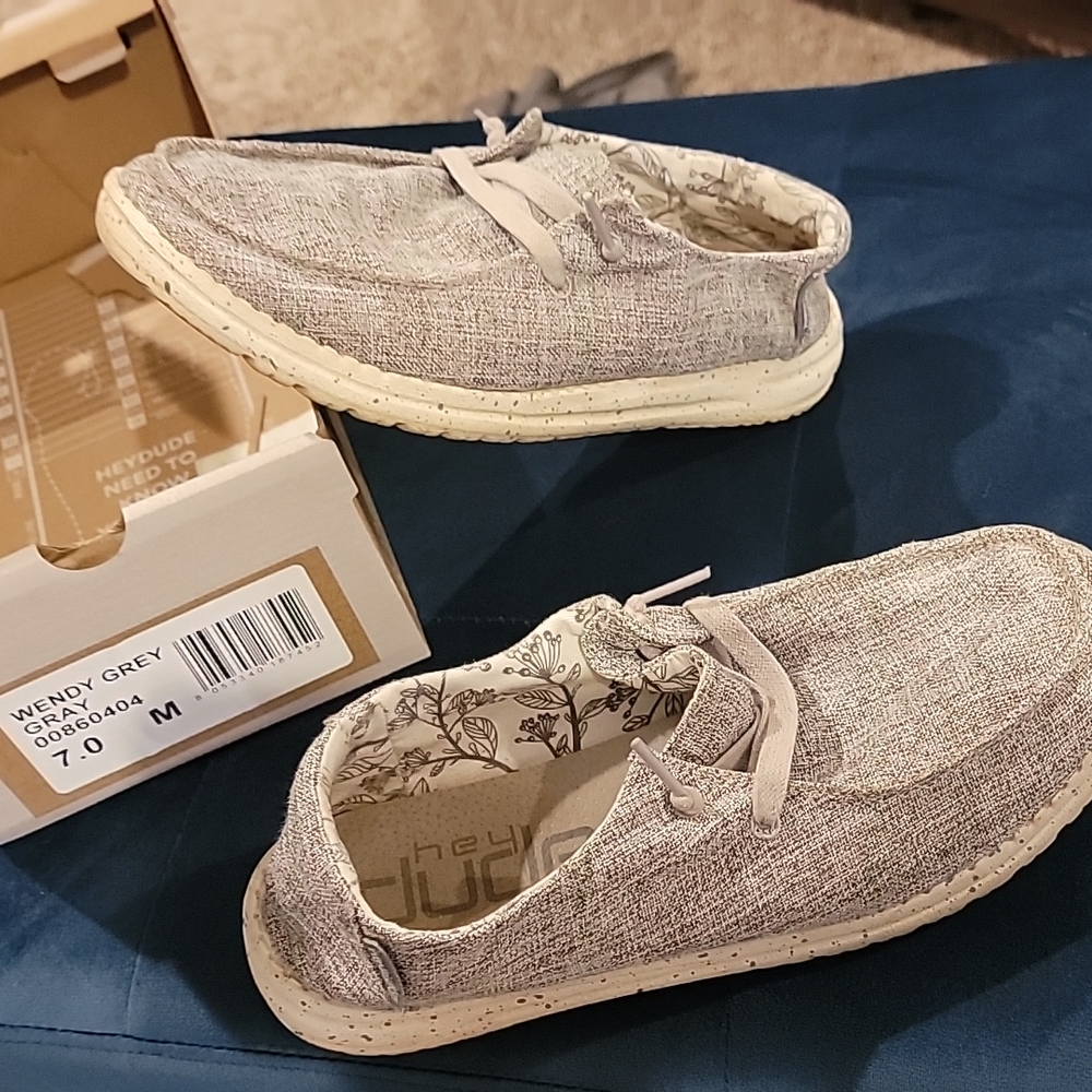 Womens Hey dudes size 7 like new